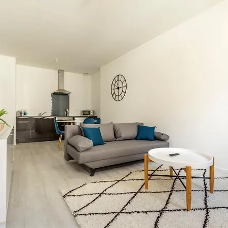 Le Bleu - Lumineux, 1 Chambre, Salle De Bain Moderne Daire *